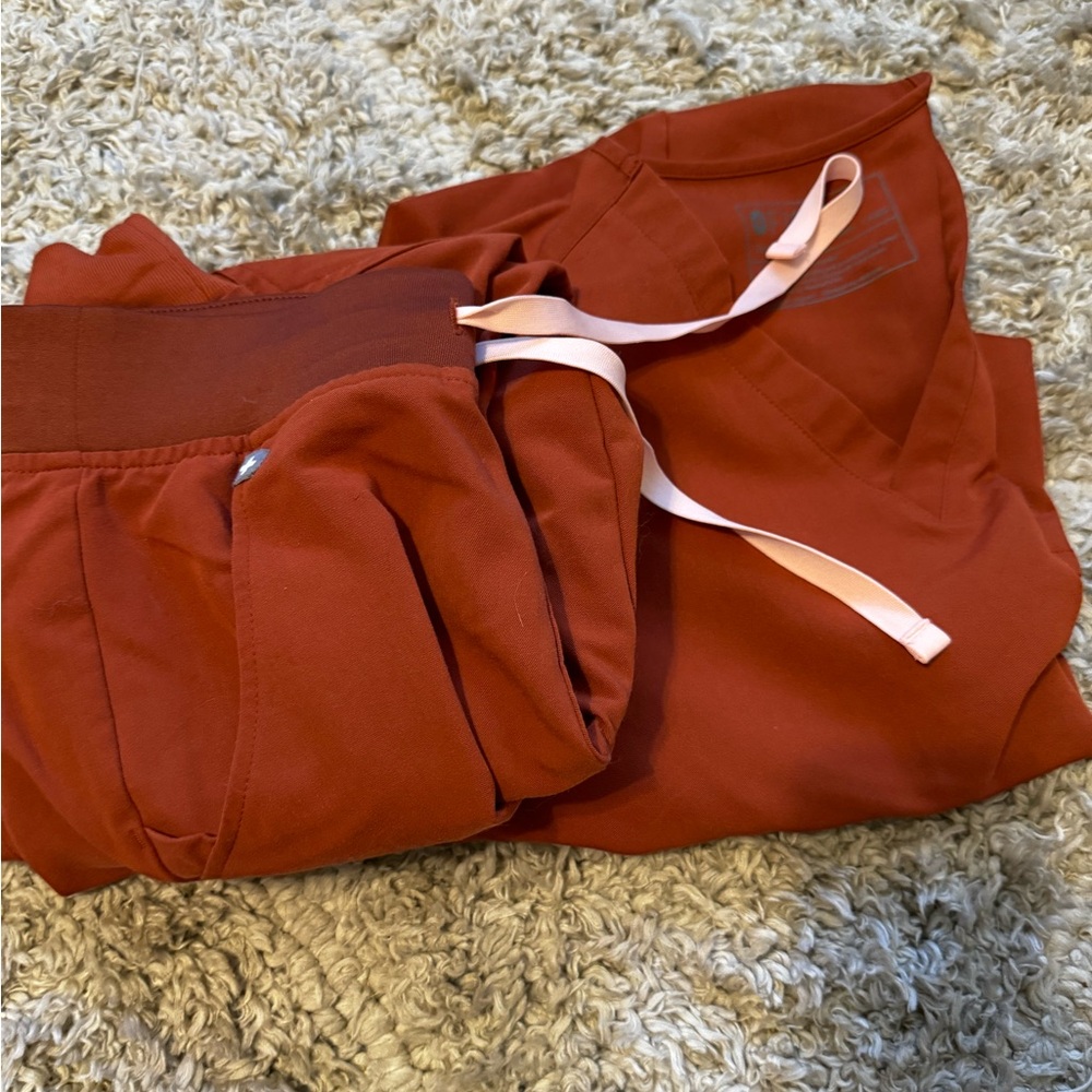 Auburn Figs Scrub Set Zamora Jogger bottoms & Catarina Scrub top